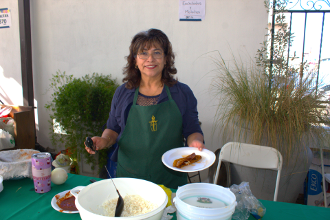 Yolanda García apoyó durante la kermés.
